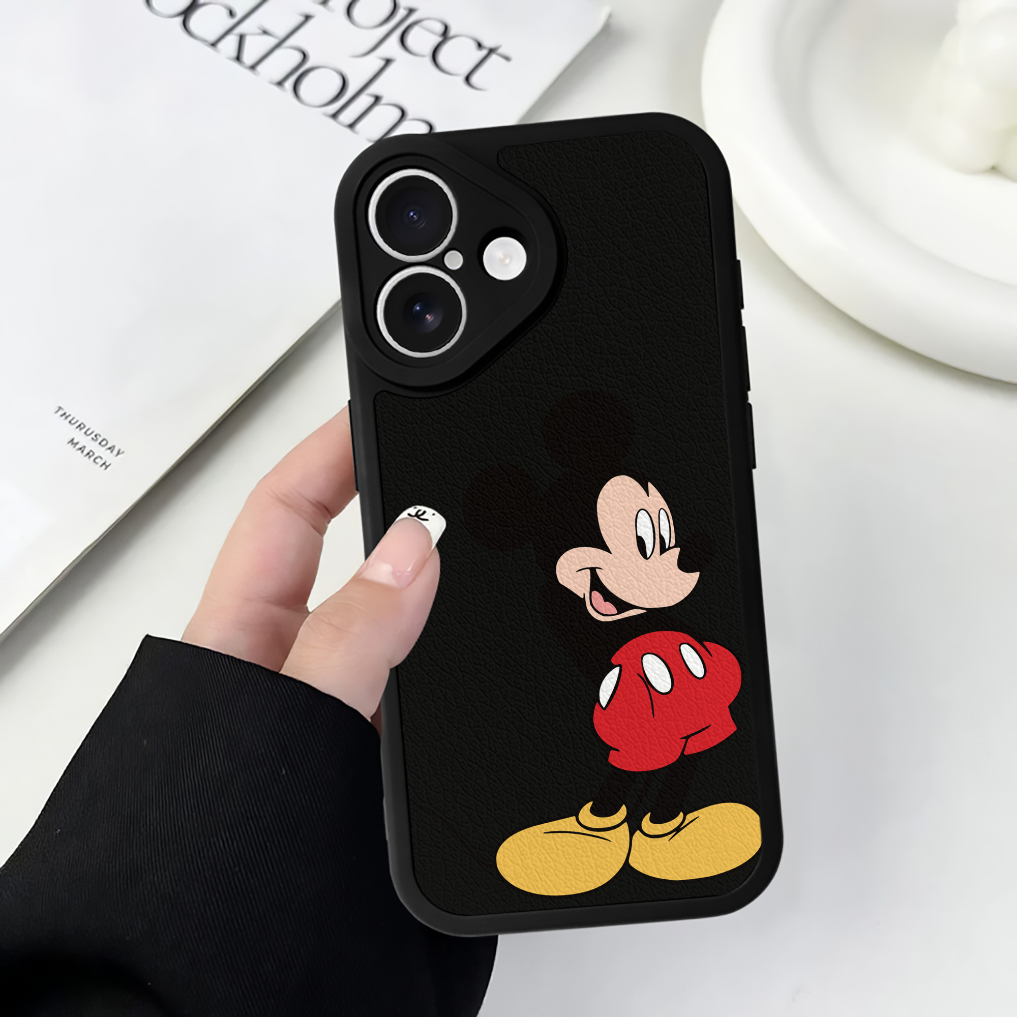 （画像用） ミッキーマウス Mickey Mouse 【iPhone 16シリーズ対応】シリコンスマホケース（レザー調） 材質：シリコン